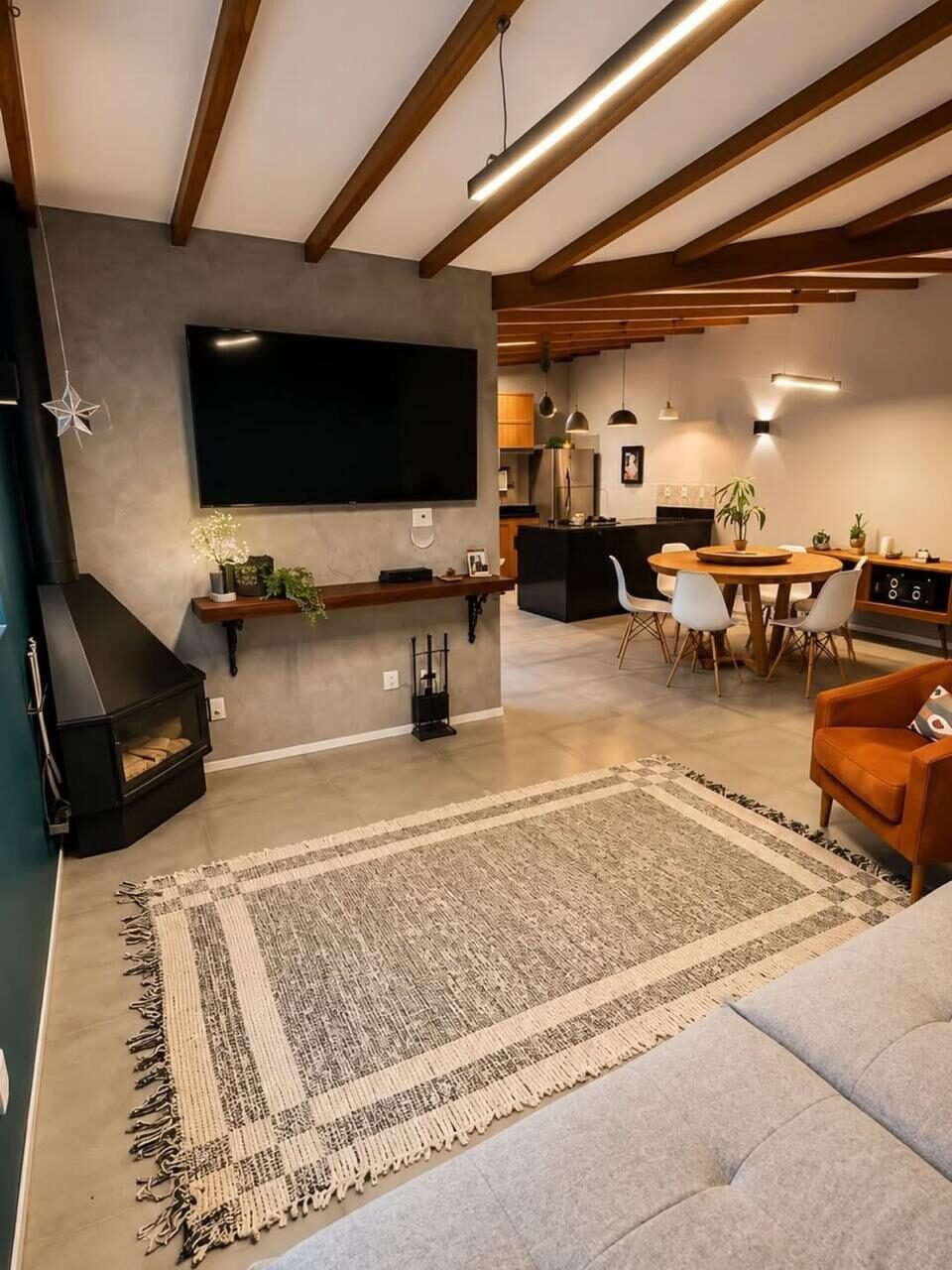 Sala de lazer com lareira e tapete